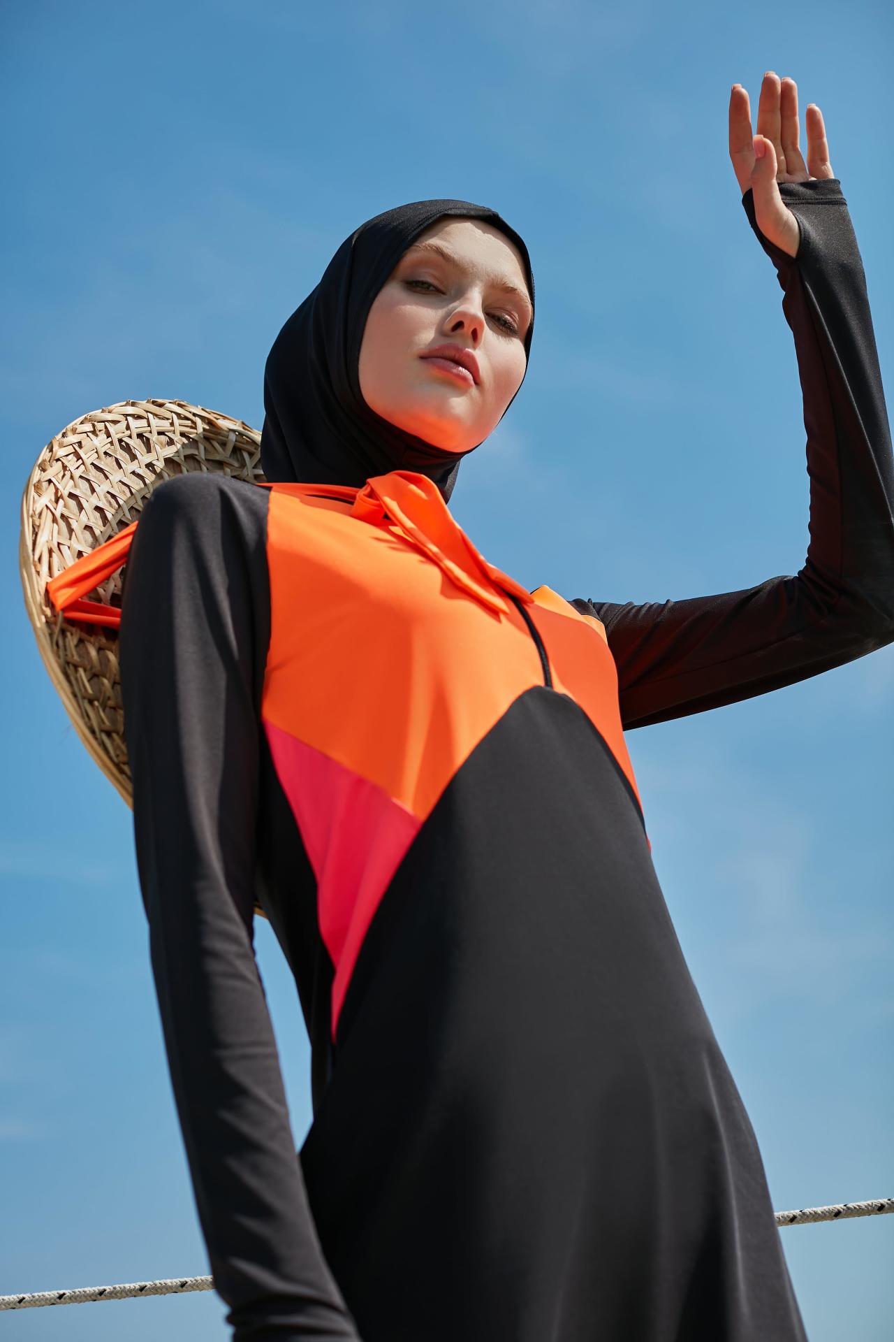 Kolları Parmak Geçmeli Garnili İki Renkli Spor Tesettür Mayo- Siyah Turuncu Narçiçeği -  Mayou