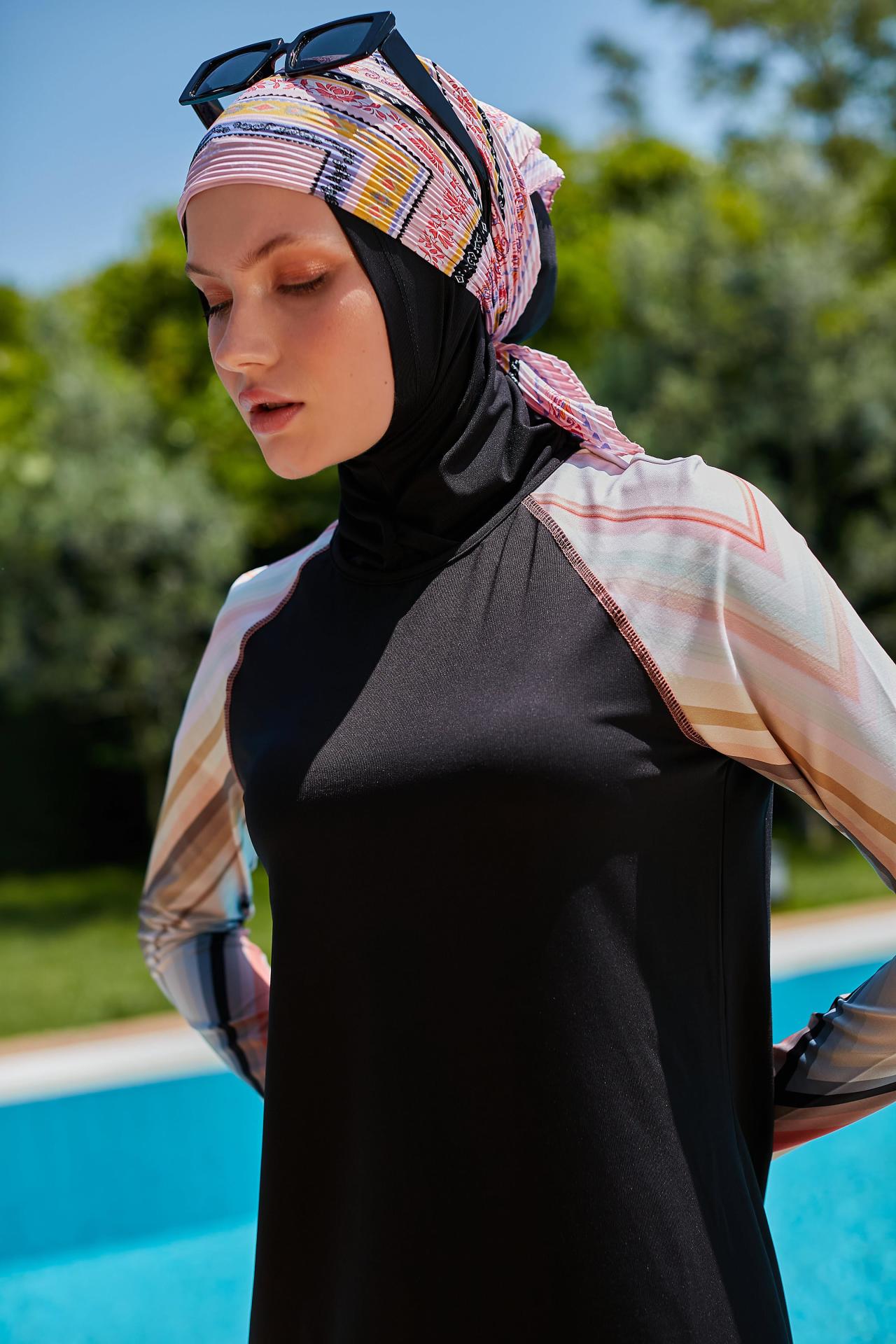 Kolları Parmak Geçmeli Renkli Spor Tesettür Mayo- Siyah - Mayou