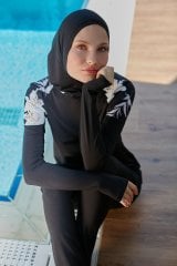 Kolları Parmak Geçmeli Omuzları Çiçek Desenli Spor Tesettür Mayo  Siyah Beyaz -  Mayou L