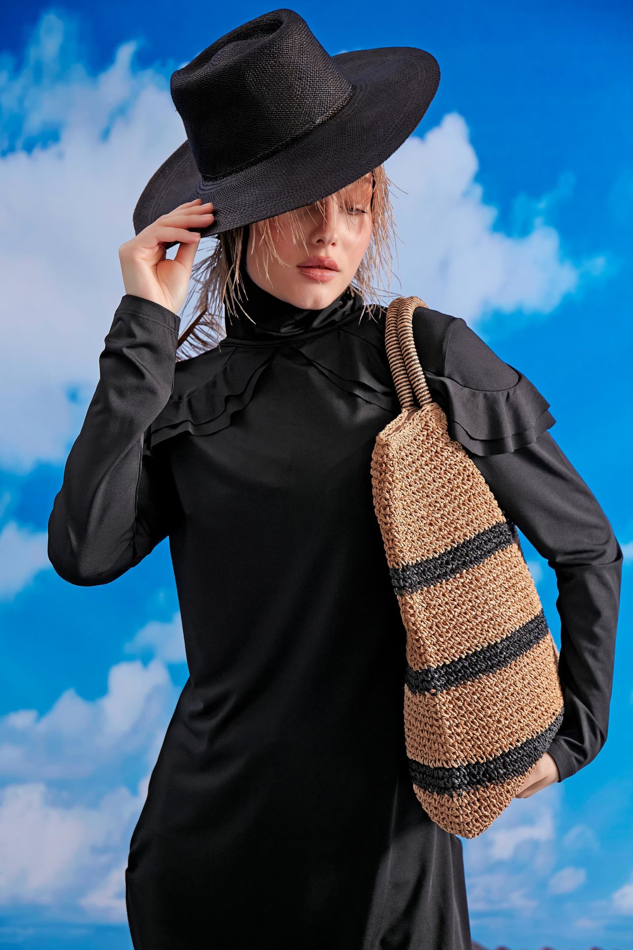 Omuzları Fırfırlı Tesettür Mayo - Siyah